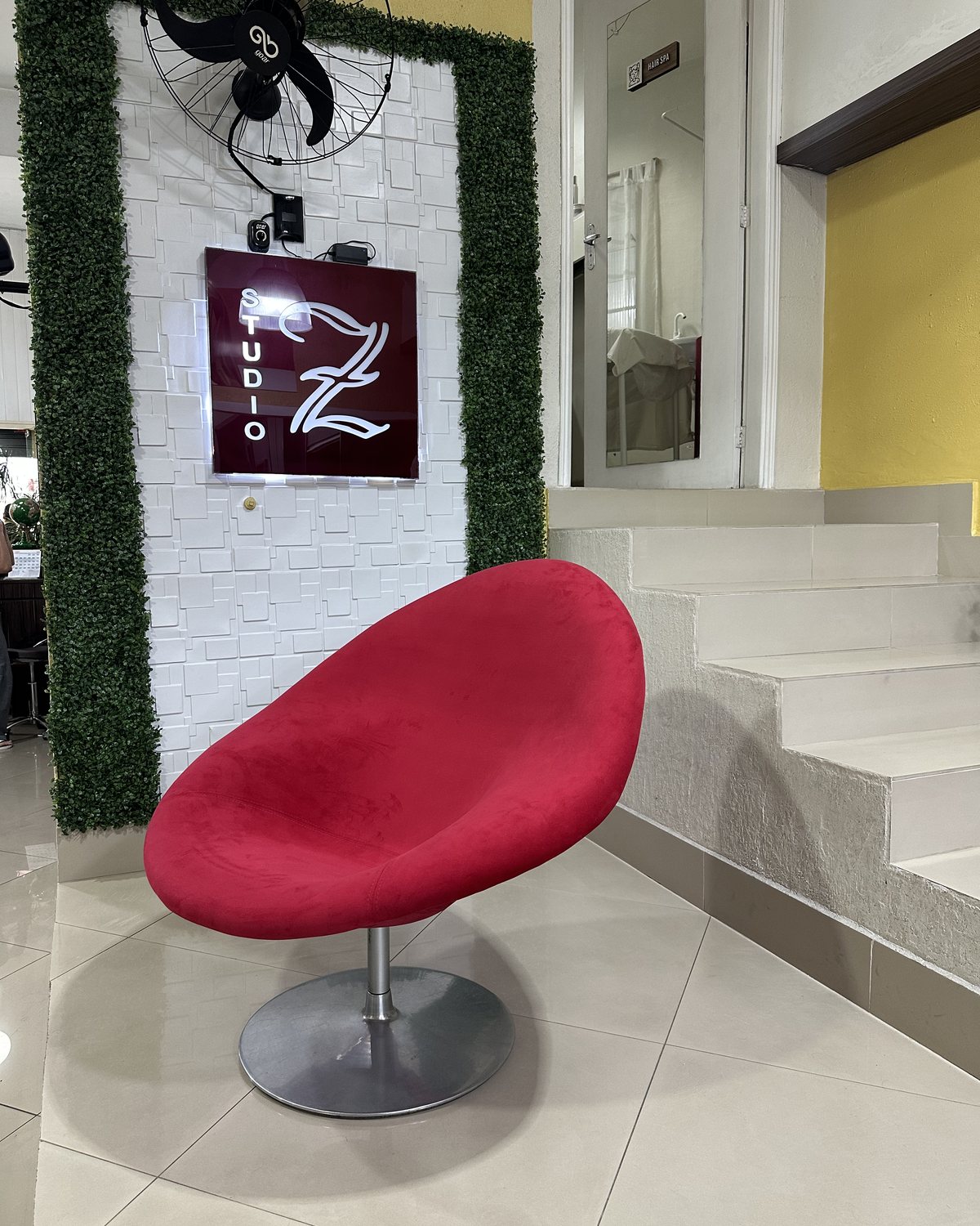 Cliente com cabelo longo finalizado no salão